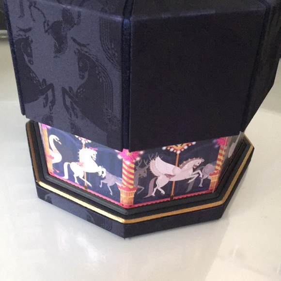 CLE DE PEAU BEAUTE POUDRE LUMINEUSE POUR LE CORPS - Picture 5 of 9